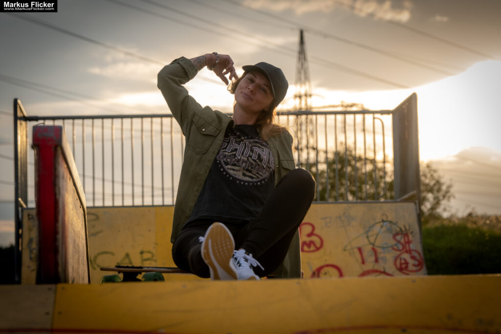 Fotoshooting mit Skateboard und Longboard: Weibliches Model Andrea im Herbst im Skatepark
