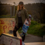 Fotoshooting mit Skateboard und Longboard: Weibliches Model Andrea im Herbst im Skatepark