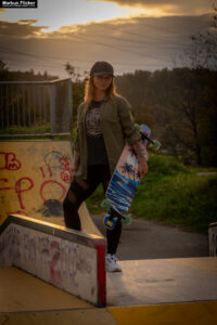 Fotoshooting mit Skateboard und Longboard: Weibliches Model Andrea im Herbst im Skatepark