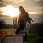 Fotoshooting mit Skateboard und Longboard: Weibliches Model Andrea im Herbst im Skatepark