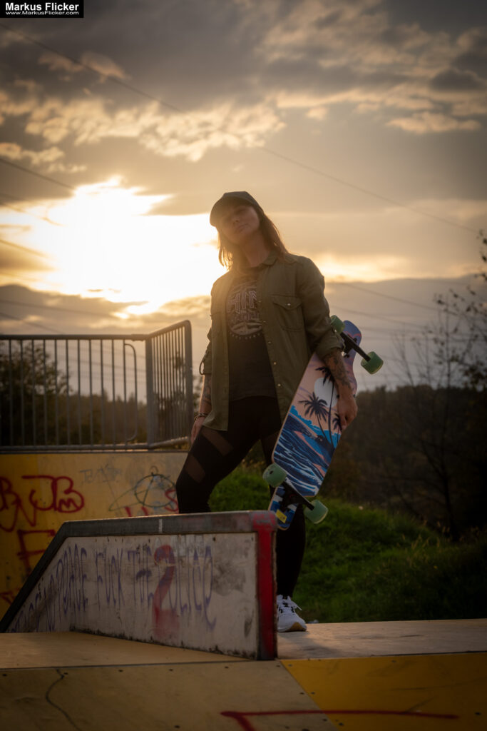 Fotoshooting mit Skateboard und Longboard: Weibliches Model Andrea im Herbst im Skatepark