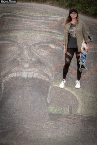 Fotoshooting mit Skateboard und Longboard: Weibliches Model Andrea im Herbst im Skatepark