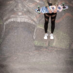 Fotoshooting mit Skateboard und Longboard: Weibliches Model Andrea im Herbst im Skatepark