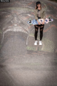 Fotoshooting mit Skateboard und Longboard: Weibliches Model Andrea im Herbst im Skatepark