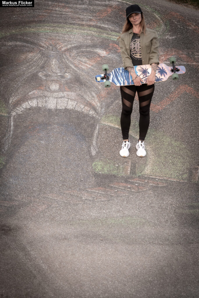 Fotoshooting mit Skateboard und Longboard: Weibliches Model Andrea im Herbst im Skatepark
