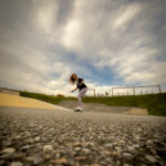 Fotoshooting mit Skateboard und Longboard: Weibliches Model Andrea im Herbst im Skatepark