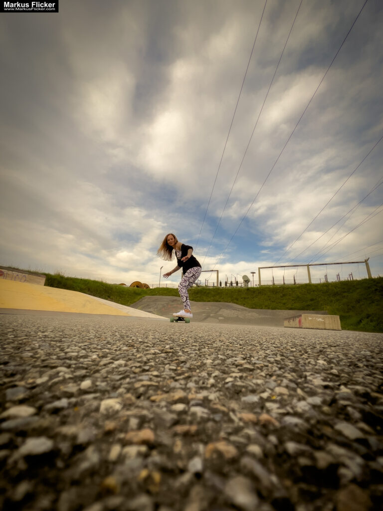Fotoshooting mit Skateboard und Longboard: Weibliches Model Andrea im Herbst im Skatepark