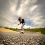 Fotoshooting mit Skateboard und Longboard: Weibliches Model Andrea im Herbst im Skatepark