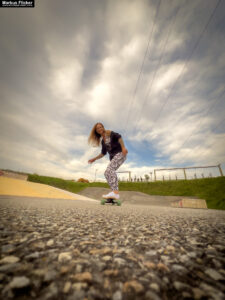 Fotoshooting mit Skateboard und Longboard: Weibliches Model Andrea im Herbst im Skatepark