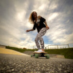 Fotoshooting mit Skateboard und Longboard: Weibliches Model Andrea im Herbst im Skatepark