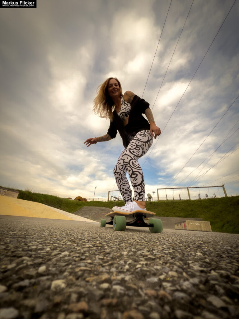 Fotoshooting mit Skateboard und Longboard: Weibliches Model Andrea im Herbst im Skatepark