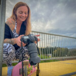 Fotoshooting mit Skateboard und Longboard: Weibliches Model Andrea im Herbst im Skatepark