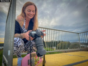 Fotoshooting mit Skateboard und Longboard: Weibliches Model Andrea im Herbst im Skatepark