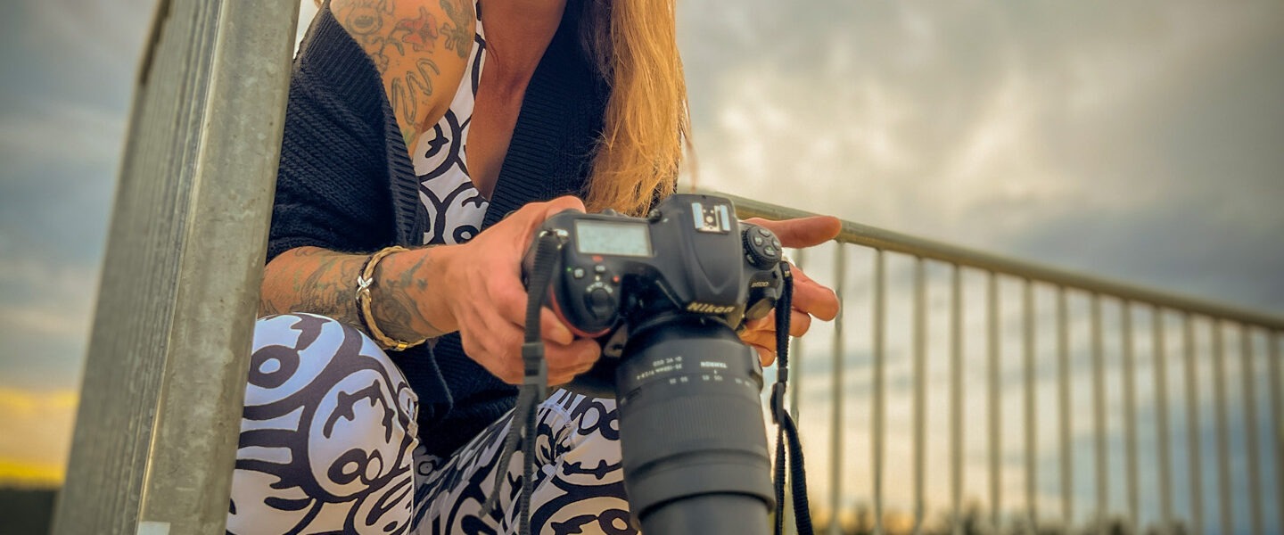 Fotoshooting mit Skateboard und Longboard: Weibliches Model Andrea im Herbst im Skatepark