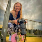 Fotoshooting mit Skateboard und Longboard: Weibliches Model Andrea im Herbst im Skatepark