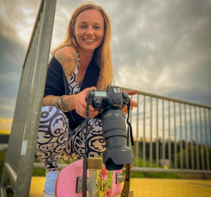 Fotoshooting mit Skateboard und Longboard: Weibliches Model Andrea im Herbst im Skatepark