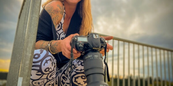 Fotoshooting mit Skateboard und Longboard: Weibliches Model Andrea im Herbst im Skatepark