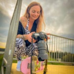 Fotoshooting mit Skateboard und Longboard: Weibliches Model Andrea im Herbst im Skatepark