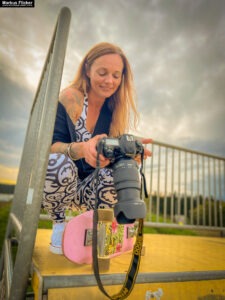 Fotoshooting mit Skateboard und Longboard: Weibliches Model Andrea im Herbst im Skatepark