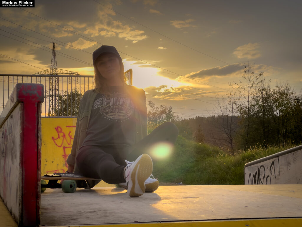 Fotoshooting mit Skateboard und Longboard: Weibliches Model Andrea im Herbst im Skatepark