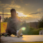 Fotoshooting mit Skateboard und Longboard: Weibliches Model Andrea im Herbst im Skatepark