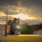 Fotoshooting mit Skateboard und Longboard: Weibliches Model Andrea im Herbst im Skatepark