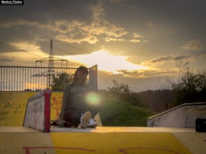 Fotoshooting mit Skateboard und Longboard: Weibliches Model Andrea im Herbst im Skatepark