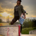 Fotoshooting mit Skateboard und Longboard: Weibliches Model Andrea im Herbst im Skatepark