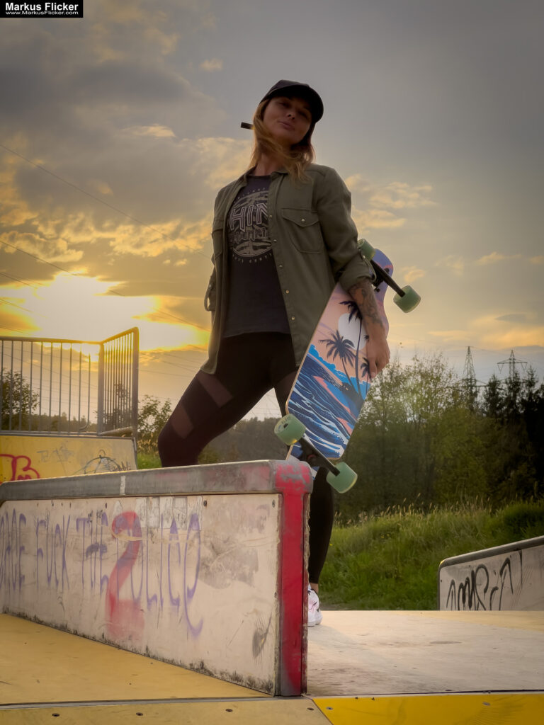 Fotoshooting mit Skateboard und Longboard: Weibliches Model Andrea im Herbst im Skatepark