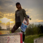 Fotoshooting mit Skateboard und Longboard: Weibliches Model Andrea im Herbst im Skatepark