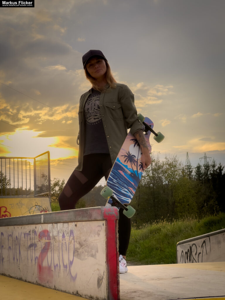Fotoshooting mit Skateboard und Longboard: Weibliches Model Andrea im Herbst im Skatepark