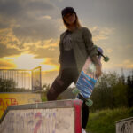 Fotoshooting mit Skateboard und Longboard: Weibliches Model Andrea im Herbst im Skatepark