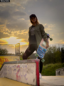 Fotoshooting mit Skateboard und Longboard: Weibliches Model Andrea im Herbst im Skatepark