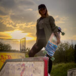 Fotoshooting mit Skateboard und Longboard: Weibliches Model Andrea im Herbst im Skatepark