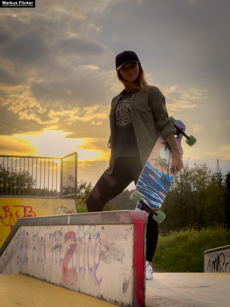 Fotoshooting mit Skateboard und Longboard: Weibliches Model Andrea im Herbst im Skatepark