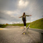 Fotoshooting mit Skateboard und Longboard: Weibliches Model Andrea im Herbst im Skatepark