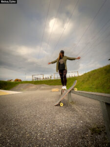 Fotoshooting mit Skateboard und Longboard: Weibliches Model Andrea im Herbst im Skatepark