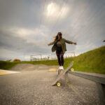 Fotoshooting mit Skateboard und Longboard: Weibliches Model Andrea im Herbst im Skatepark