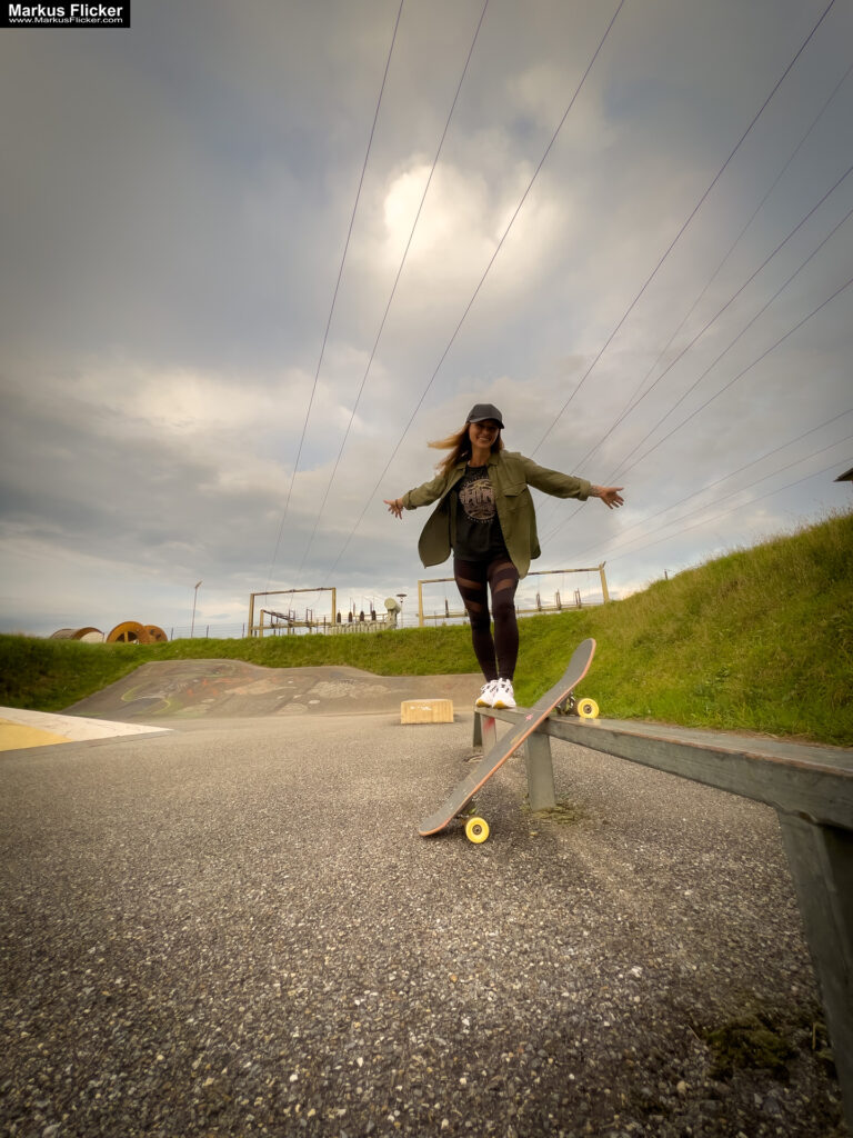 Fotoshooting mit Skateboard und Longboard: Weibliches Model Andrea im Herbst im Skatepark