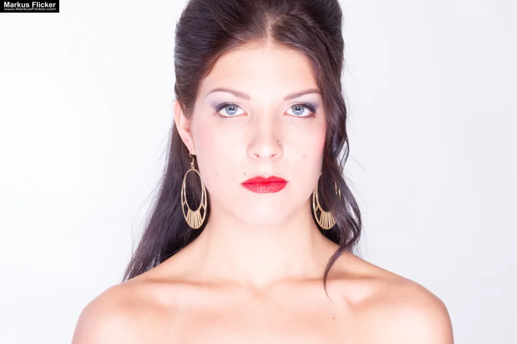 Alle weiblichen Models sind bei mir Nackt vor der Kamera! Vor allem bei einem Portrait! Bildausschnitt und Bearbeitung inkl. Lichtsetup im Fotostudio. Alle weiblichen Models sind bei mir Nackt vor der Kamera! Vor allem bei einem Portrait! Bildausschnitt und Bearbeitung inkl. Lichtsetup im Fotostudio.