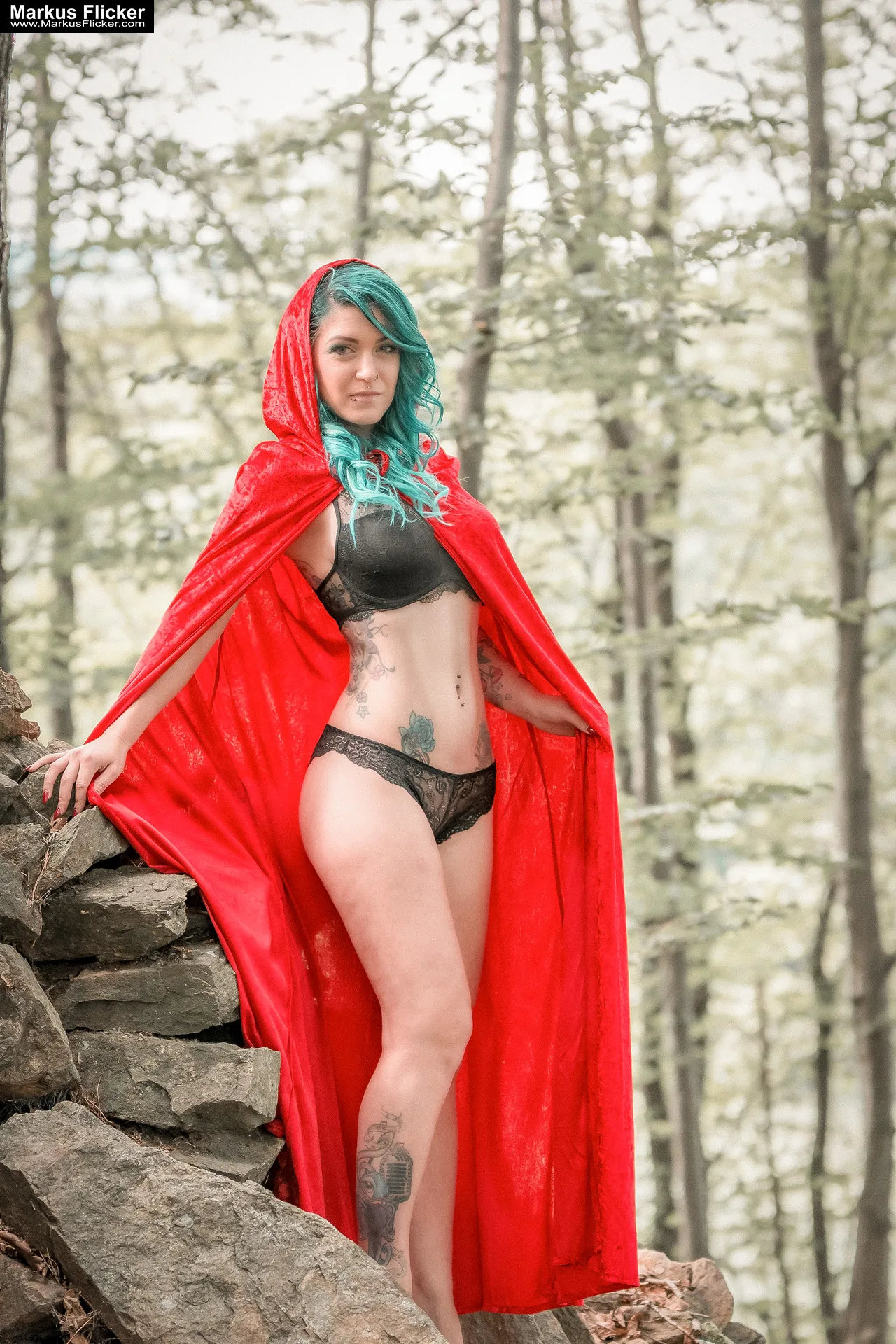 Mehr über den Artikel erfahren Elisa Liz Ozean Portrait Dessous Tattoo und Rotkäppchen-Ästhetik in der Fotografie inkl. 37 Tipps und Tricks für Fotos und Videos