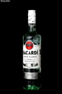 Warum Produktfotos mehr sind als nur Bilder. Beispiel Bacardi Flasche mit Wassertropfen