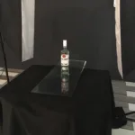 Warum Produktfotos mehr sind als nur Bilder. Beispiel Bacardi Flasche mit Wassertropfen