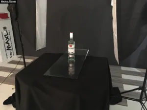 Warum Produktfotos mehr sind als nur Bilder. Beispiel Bacardi Flasche mit Wassertropfen