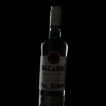 Warum Produktfotos mehr sind als nur Bilder. Beispiel Bacardi Flasche mit Wassertropfen