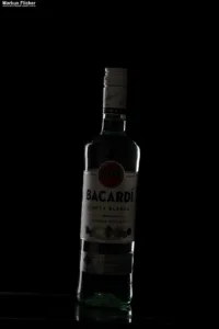 Warum Produktfotos mehr sind als nur Bilder. Beispiel Bacardi Flasche mit Wassertropfen