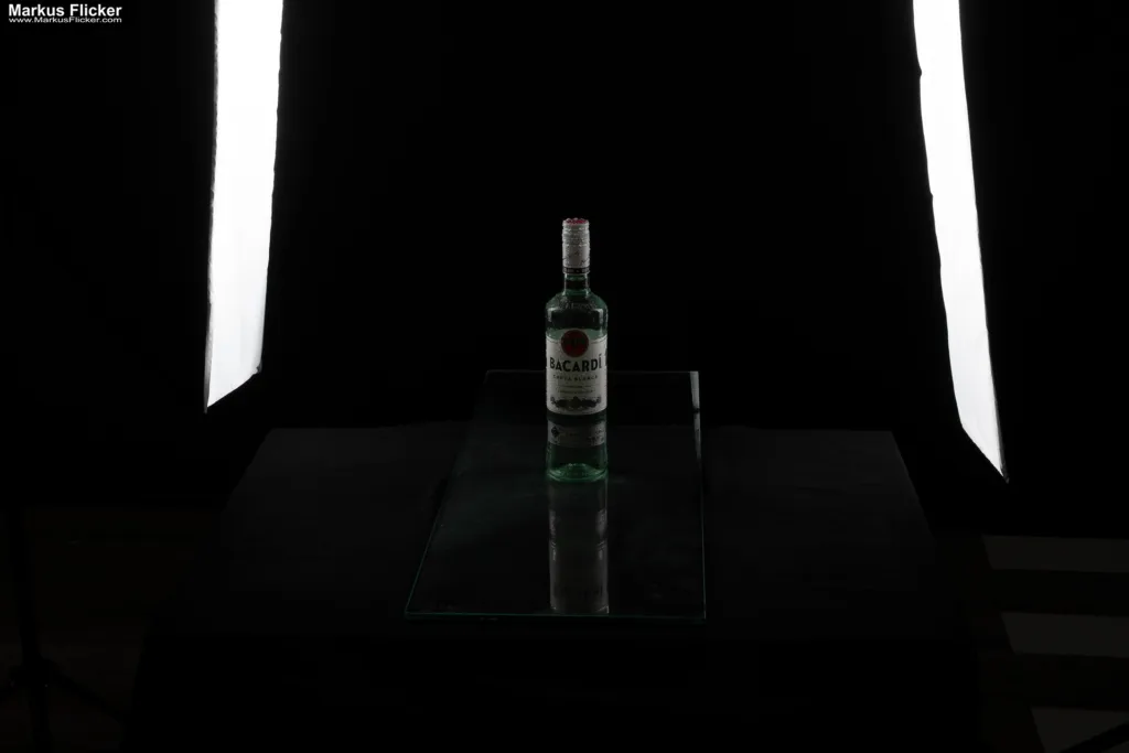 Warum Produktfotos mehr sind als nur Bilder. Die Vorteile, die ich als Produkt- und Werbefotograf für dich bieten kann. Beispiel Bacardi Flasche mit Wassertropfen Warum Produktfotos mehr sind als nur Bilder. Beispiel Bacardi Flasche mit Wassertropfen