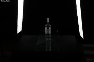 Warum Produktfotos mehr sind als nur Bilder. Beispiel Bacardi Flasche mit Wassertropfen