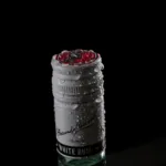 Warum Produktfotos mehr sind als nur Bilder. Beispiel Bacardi Flasche mit Wassertropfen