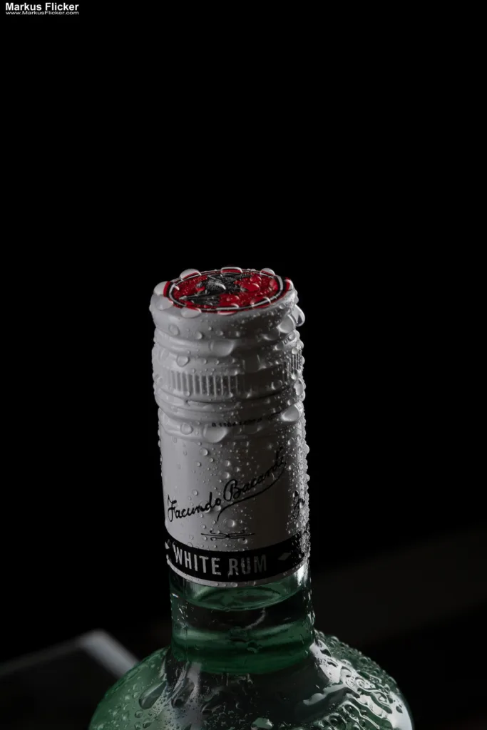 Warum Produktfotos mehr sind als nur Bilder. Die Vorteile, die ich als Produkt- und Werbefotograf für dich bieten kann. Beispiel Bacardi Flasche mit Wassertropfen Warum Produktfotos mehr sind als nur Bilder. Beispiel Bacardi Flasche mit Wassertropfen